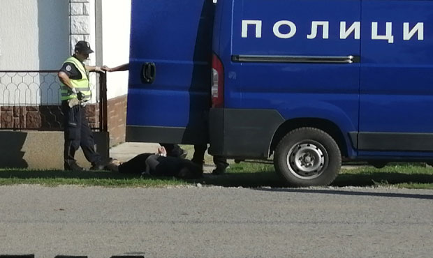 НОВИ ДЕТАЉИ УЖАСА У БОГАТИЋУ: Удавио мајку и повредио бабу, па се потукао са полицајцима и разбио им ауто (ФОТО)